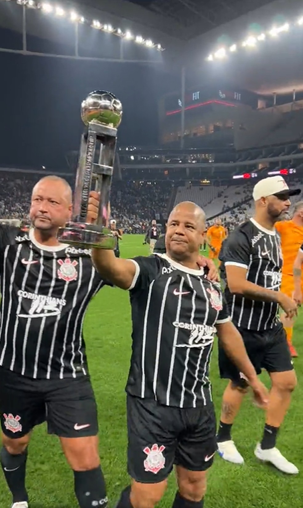 Marcelinho Carioca, Fernando Baiano e Dinei dão volta olímpica — Foto: Reprodução/Twitter