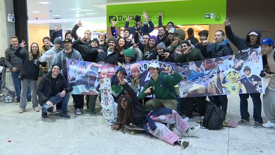 Medalhista olímpico no skate, Augusto Akio é recebido com festa em Curitiba