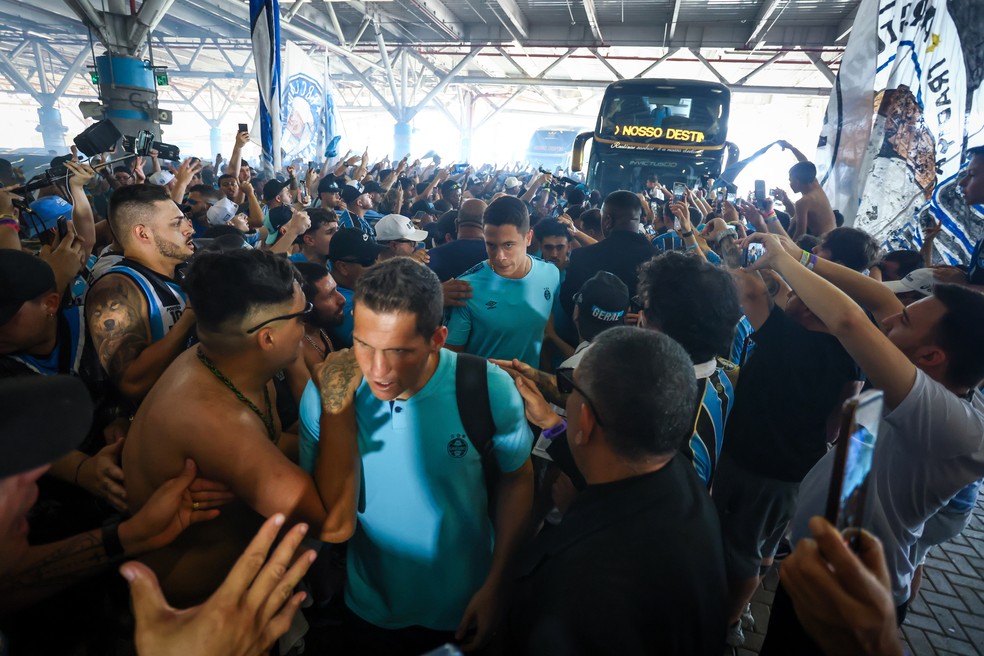 Jogadores do Grêmio são recepcionados antes do jogo contra o São Paulo — Foto: Lucas Uebel/Grêmio FBPA