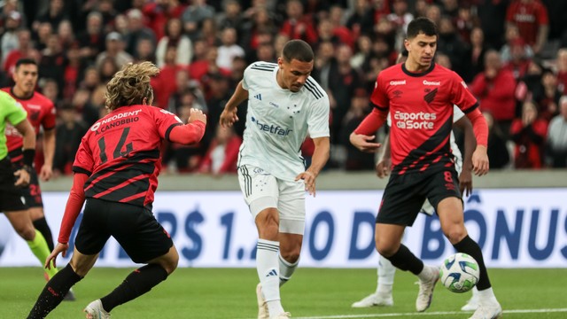 Neris, zagueiro do Cruzeiro, disputa a bola com Vitor Bueno, do Athletico