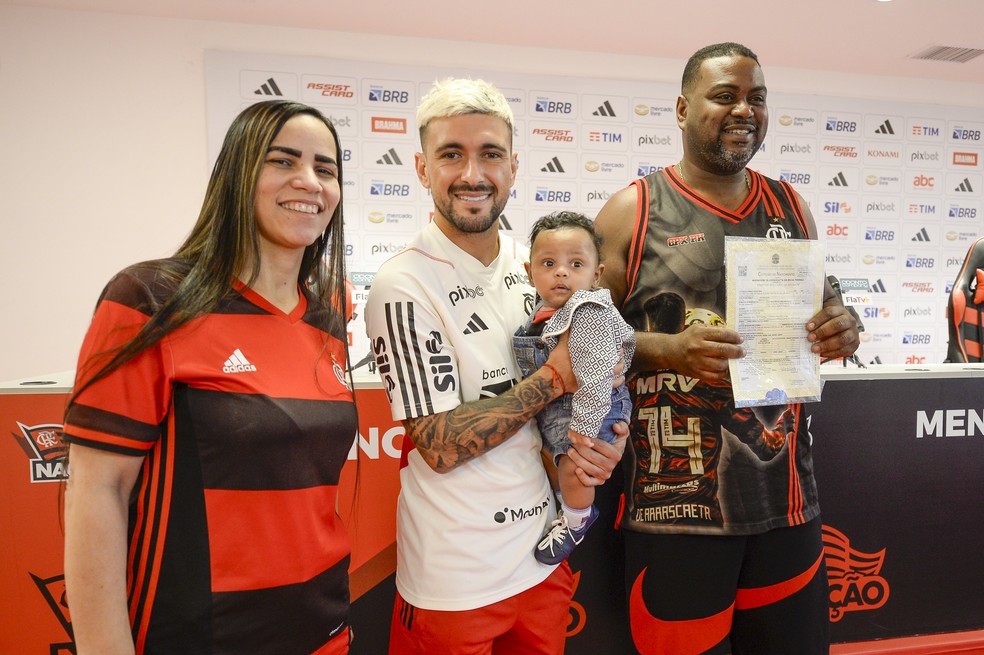Elidiene, Arrascaeta, Arrascaetinha e Alexandre com a certid&atilde;o de nascimento do filho no CT do Flamengo &mdash; Foto: Marcelo Cortes/Flamengo