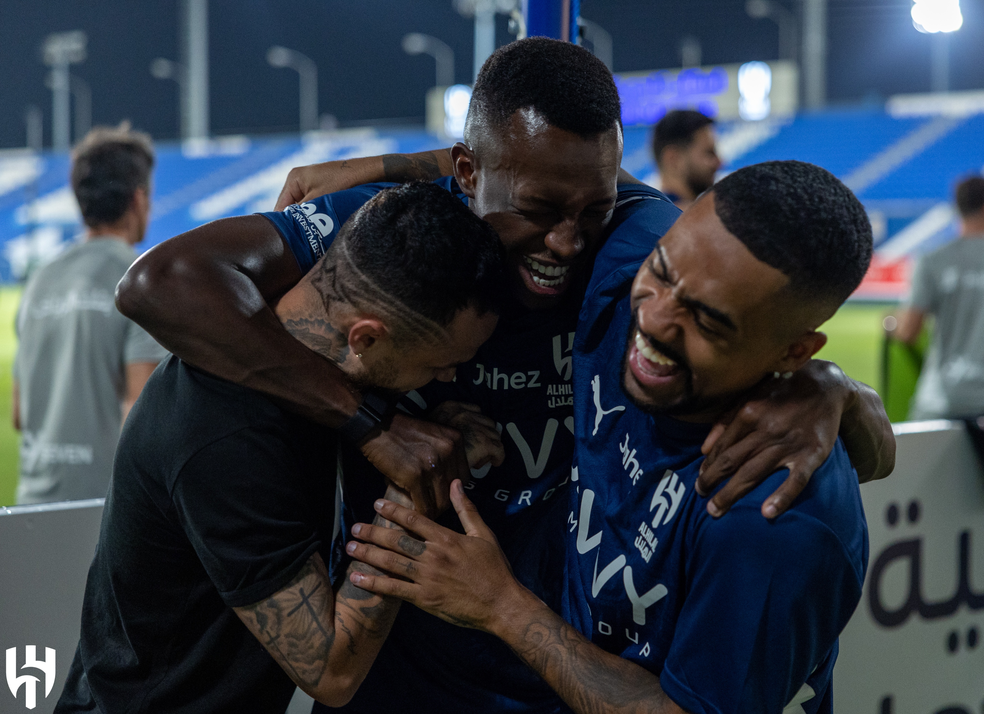 Michael se despede dos companheiros no Al-Hilal — Foto: Divulgação/Al-Hilal