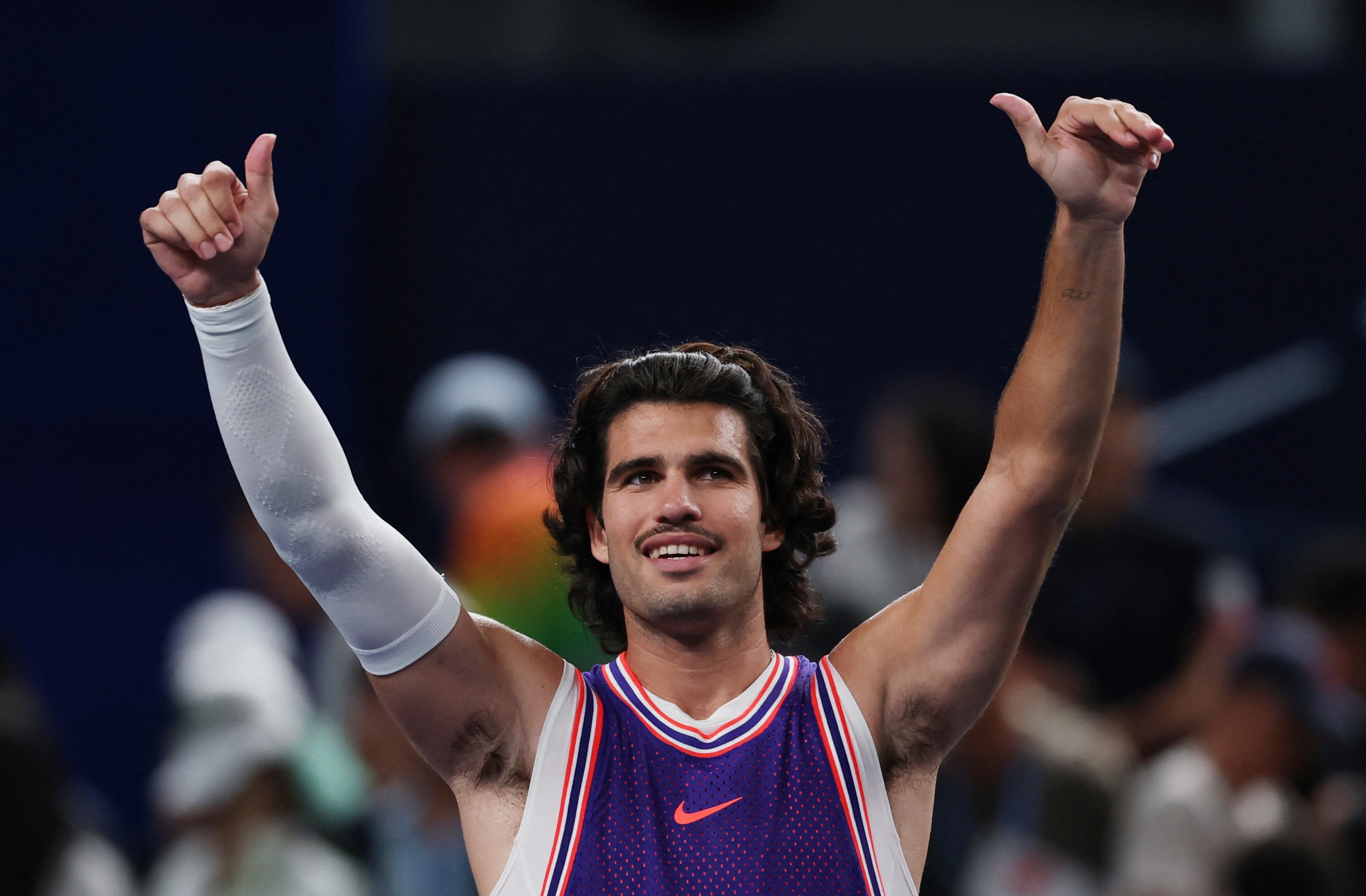 Alcaraz paga promessa e exibe visual com bigode em vitória na estreia do Masters 1.000 de Xangai