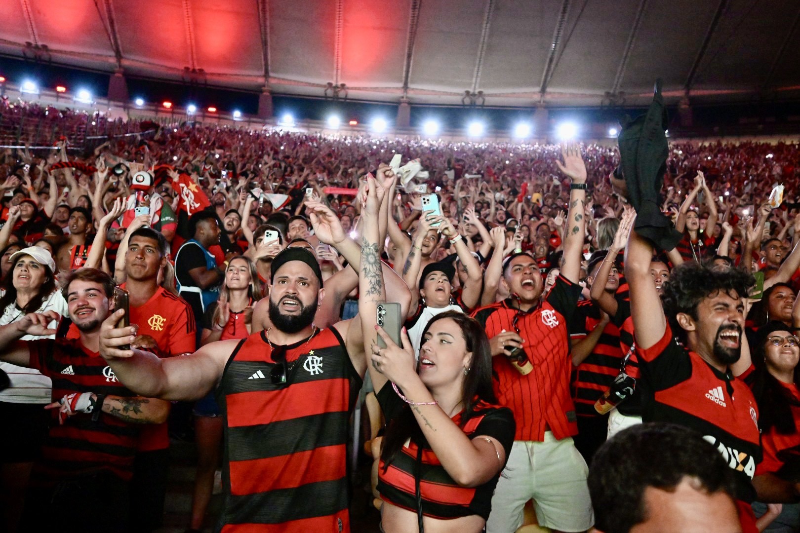 Maracanã vira festa: torcedores celebram título da Libertadores na FLAFEST