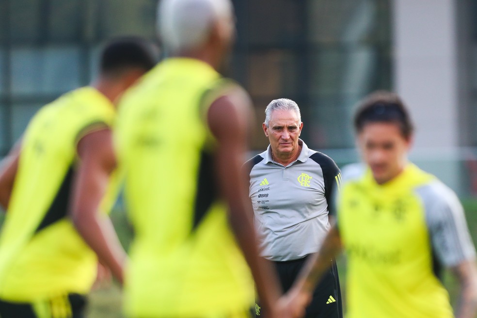 Tite em treino do Flamengo — Foto: Marcelo Cortes / CRF