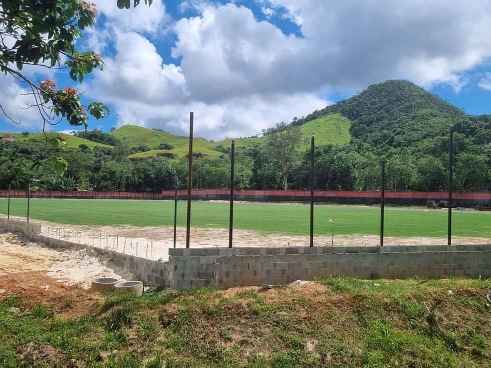 Miniestádio do Flamengo no Ninho do Urubu começa a ganhar forma — Foto: Thiago Lima