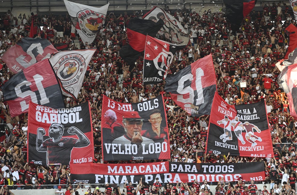 Torcida do Flamengo no maracanã - bandeiras Zagallo, Gabigol