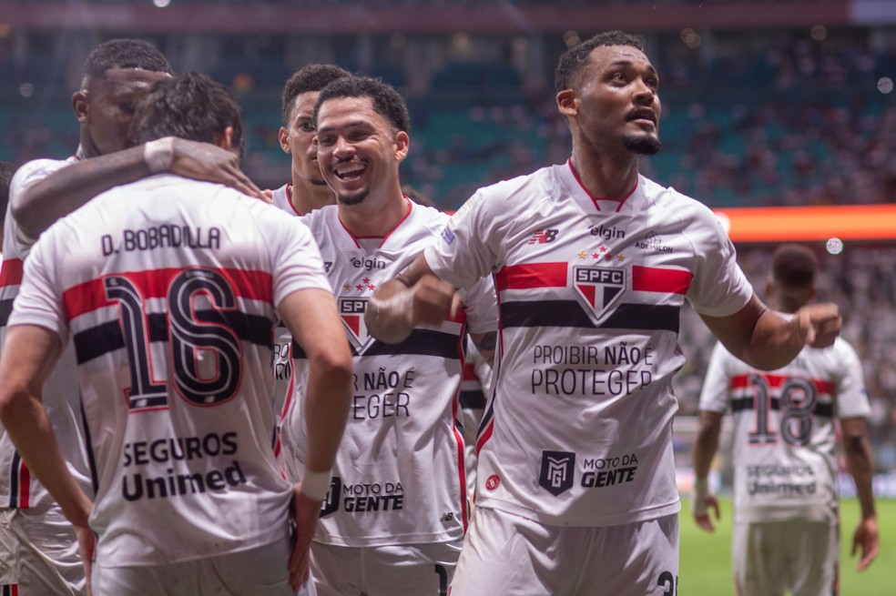 Jogadores do São Paulo comemoram gol contra o Bahia — Foto: Jhony Pinho/AGIF