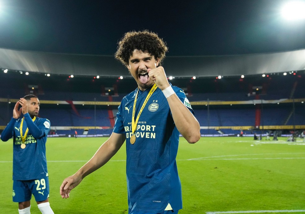 André Ramalho celebra título do PSV — Foto: DIVULGAÇÃO