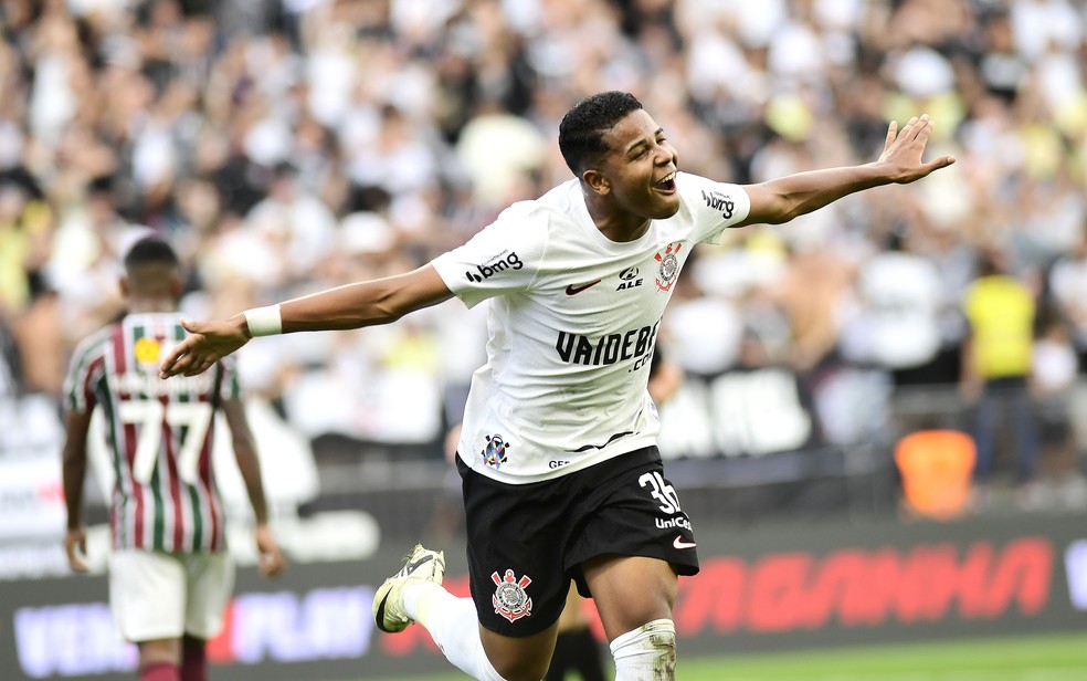 Wesley comemora gol do Corinthians contra o Fluminense — Foto: Marcos Ribolli
