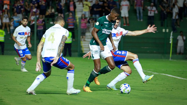 Matheus Babi tenta jogada na área do Fortaleza e é pressionado