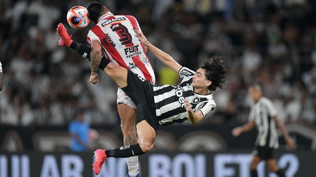 Matheus Nascimento em disputa de bola