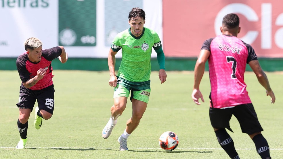 Raphael Veiga em jogo-treino do Palmeiras contra o São Bernardo — Foto: Cesar Greco / Palmeiras