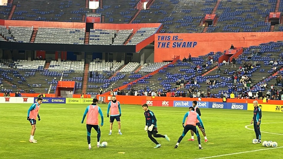 Treino do Flamengo no estádio Ben Hill Griffin — Foto: Emanuelle Ribeiro / ge