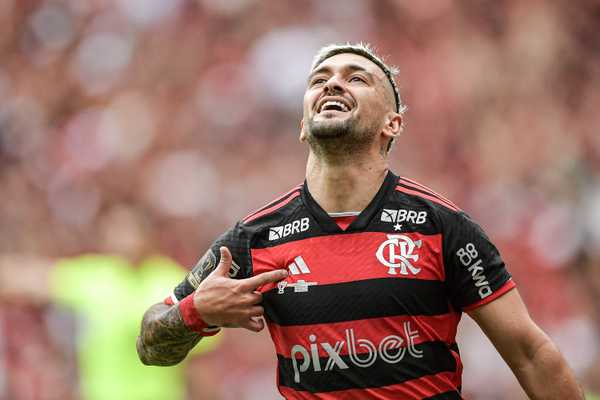 AMADOR? Landim recebe críticas por dar camisa 10 do Flamengo a Arrascaeta