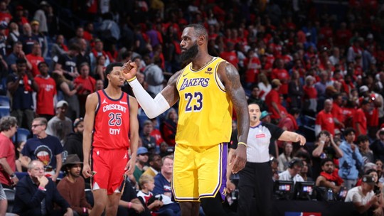 Com quase triplo-duplo de LeBron, Lakers batem Pelicans e vão aos playoffs - Foto: (Jeff Haynes/NBAE via Getty Images)