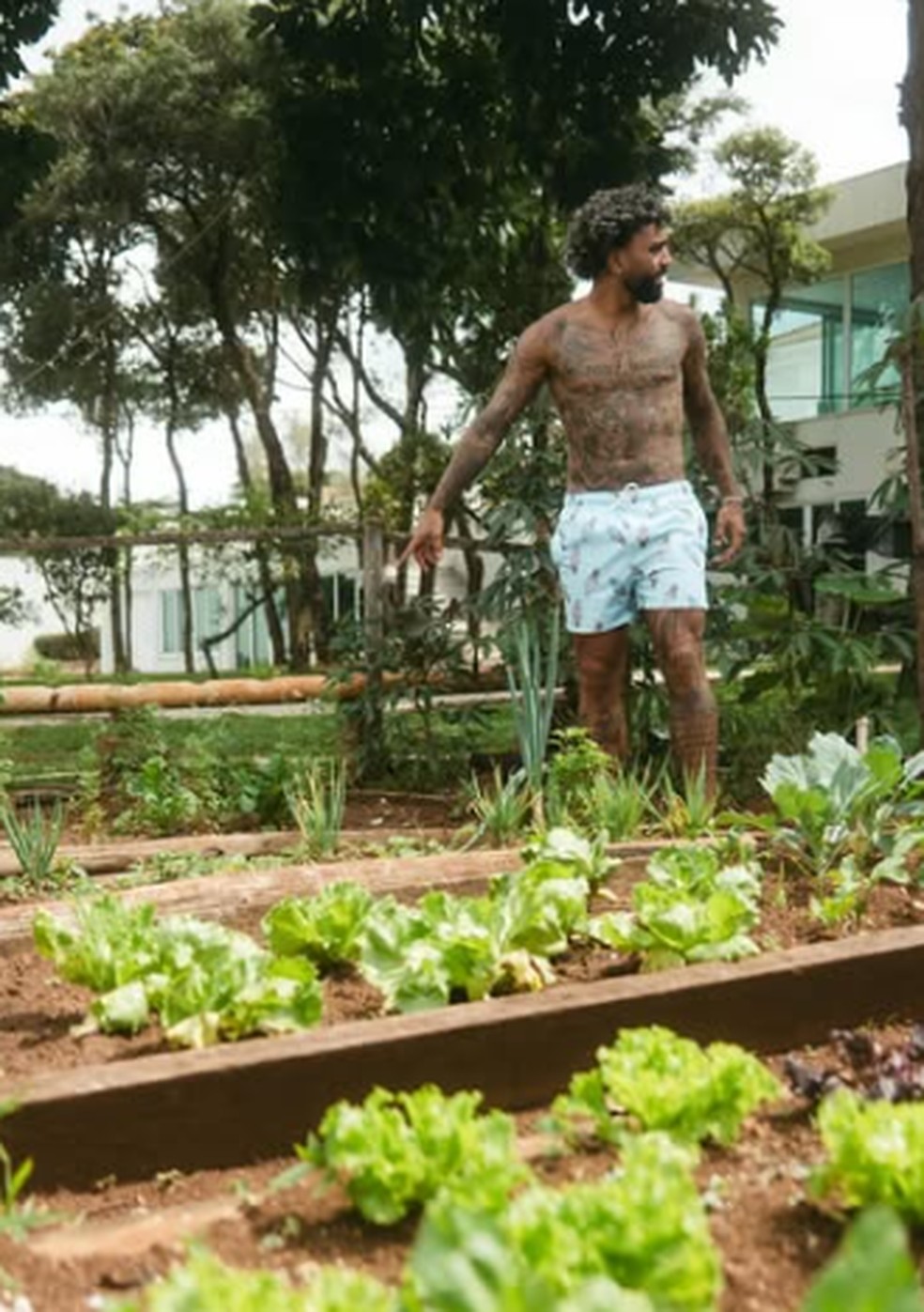 Gabigol em horta na mansão em Belo Horizonte — Foto: Reprodução/ Instagram