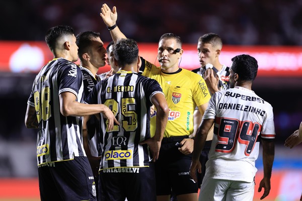 Pediu desculpas! Árbitro do San-São admite termo impróprio e pede desculpas a jogadores