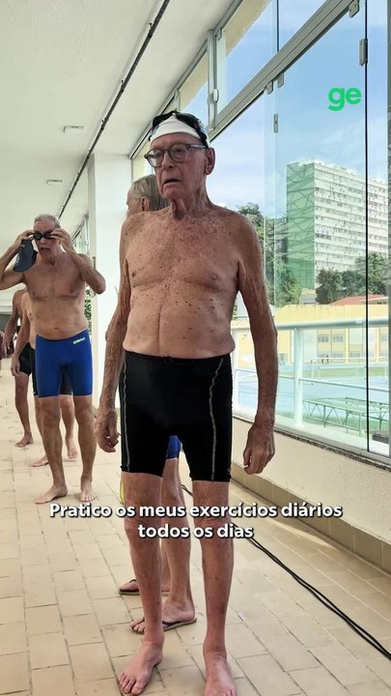 Recordista mundial, nadador de 102 anos impressiona em torneio master contra atletas mais jovens