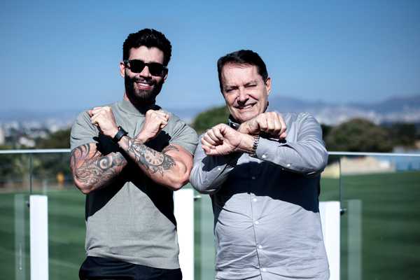 Gusttavo Lima se reúne com o Cruzeiro durante visita à Toca da Raposa