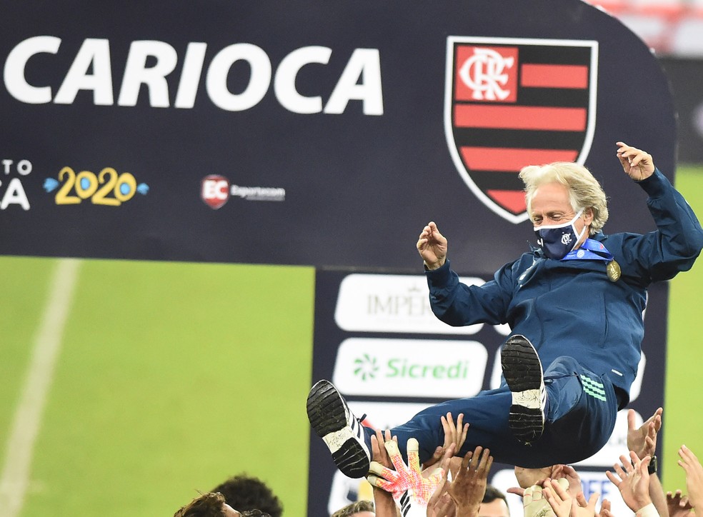 Jorge Jesus � festejado ap�s ganhar o Carioca de 2020 � Foto: Andr� Dur�o / GloboEsporte.com