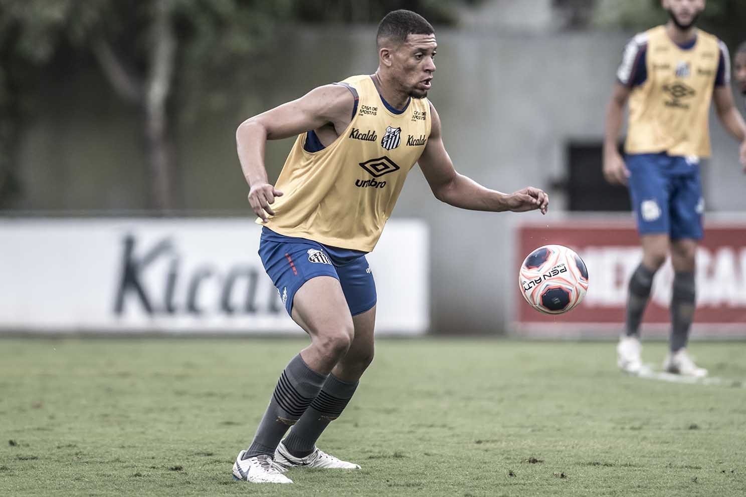 Presidente da Ponte anuncia três jogadores e diz que outros quatro chegam nesta terça