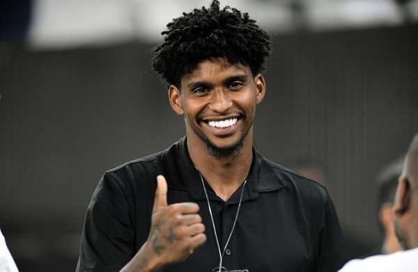 Corinthians quita multa do Flamengo por contratação de Hugo Souza