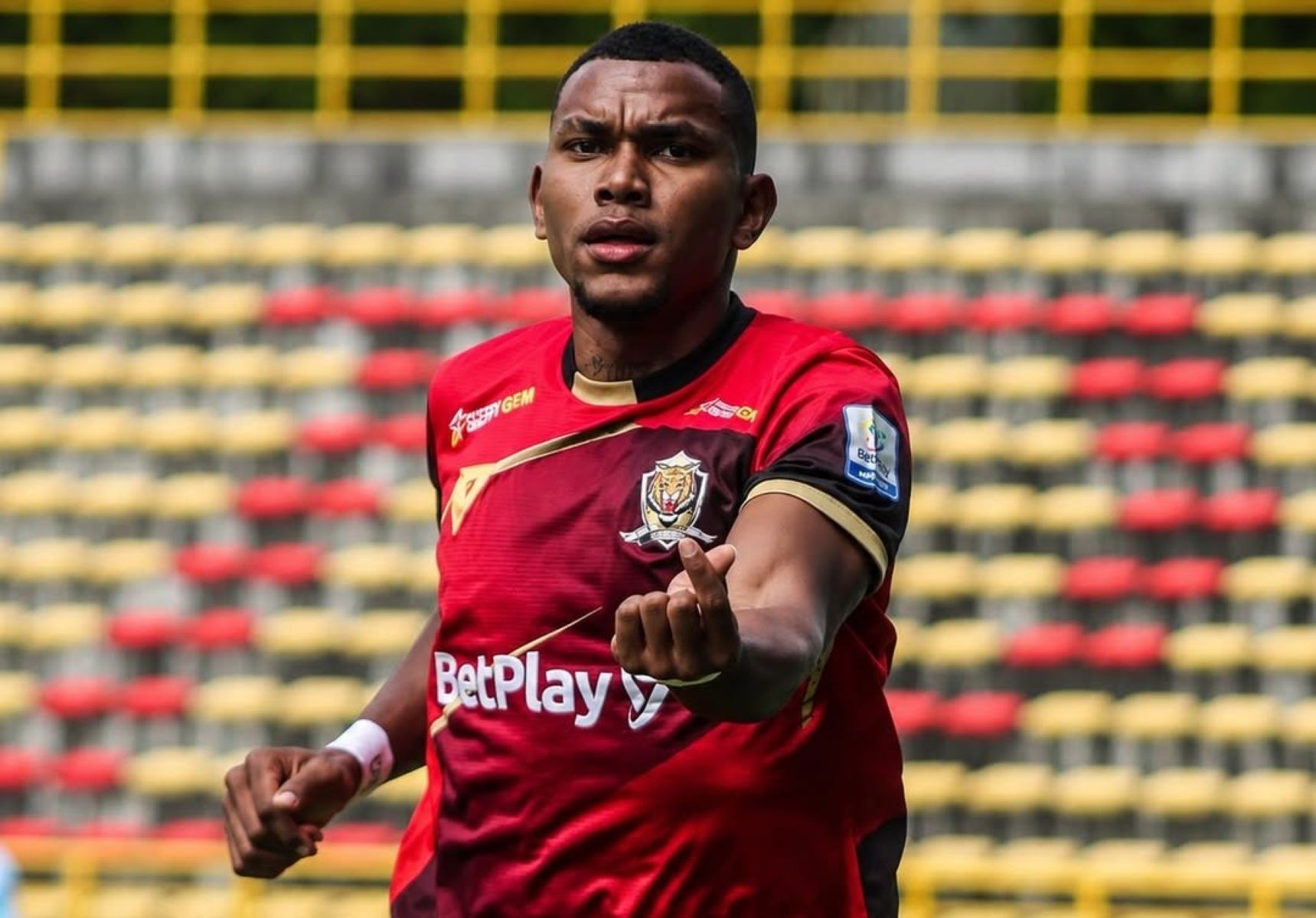Athletico encaminha contratação do colombiano Jorge Rivaldo