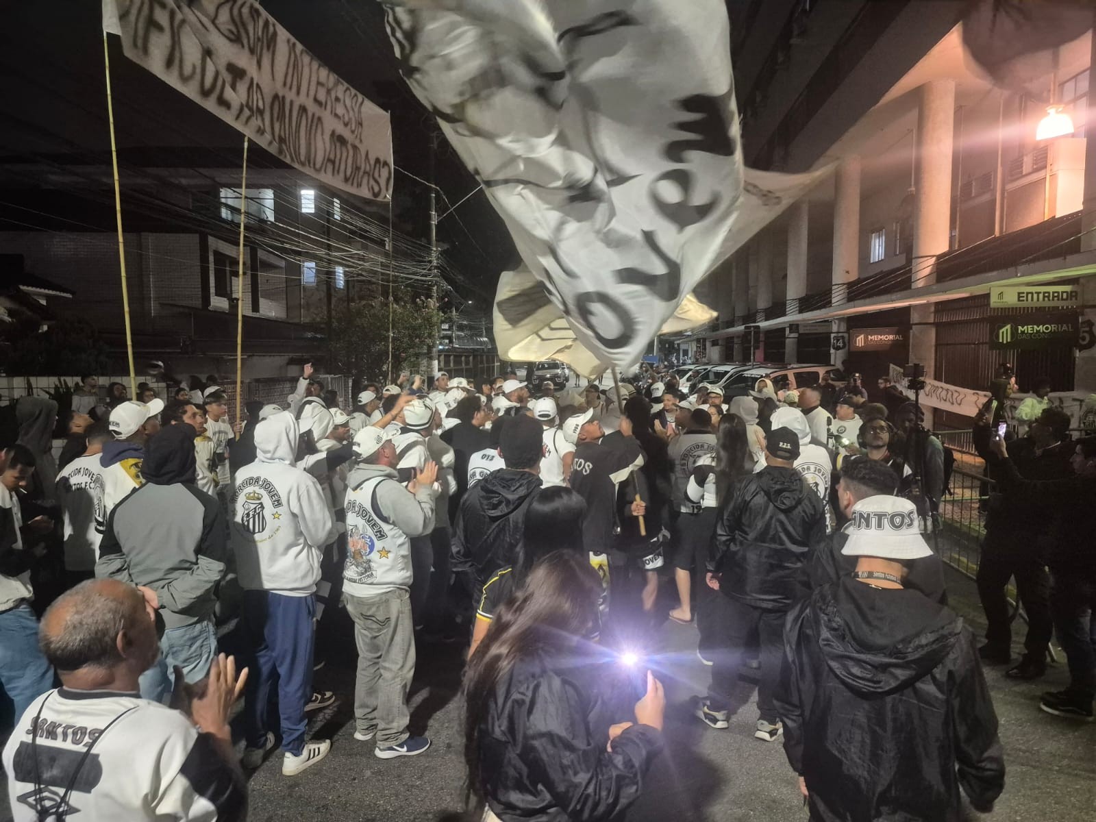 Torcedores do Santos fazem novo protesto na Vila Belmiro | Ge