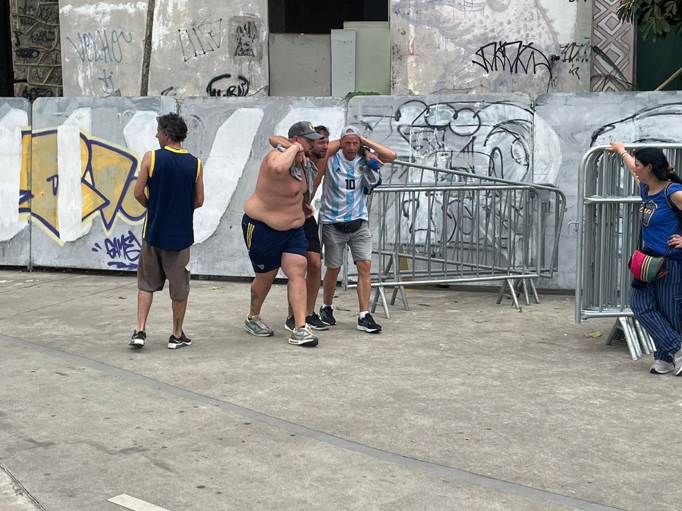 Argentido é carregado após confusão com policiais antes de Fluminense x Boca Juniors — Foto: Caíque Andrade / ge