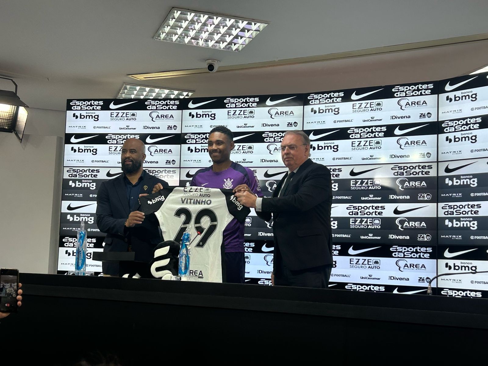 Vitinho é apresentado no Corinthians e diz não ter data para estrear: 