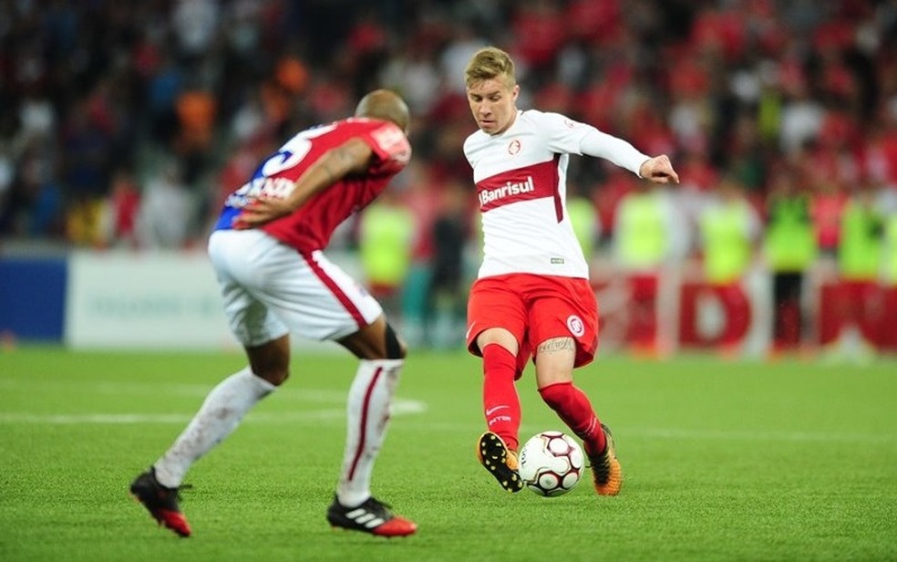 Charles em ação pelo Internacional em jogo da Série B do Brasileiro de 2017