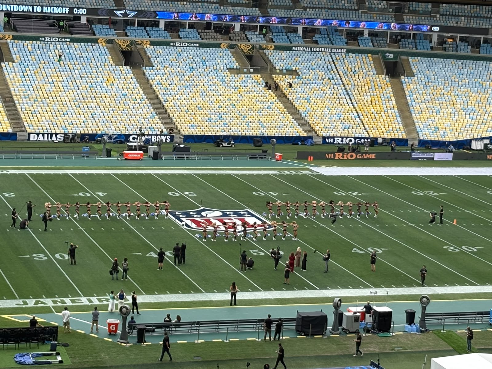 Cheerleaders dos Cowboys fazem coreografia com dancinha do Paquetá antes do jogo da NFL no Rio; veja vídeo