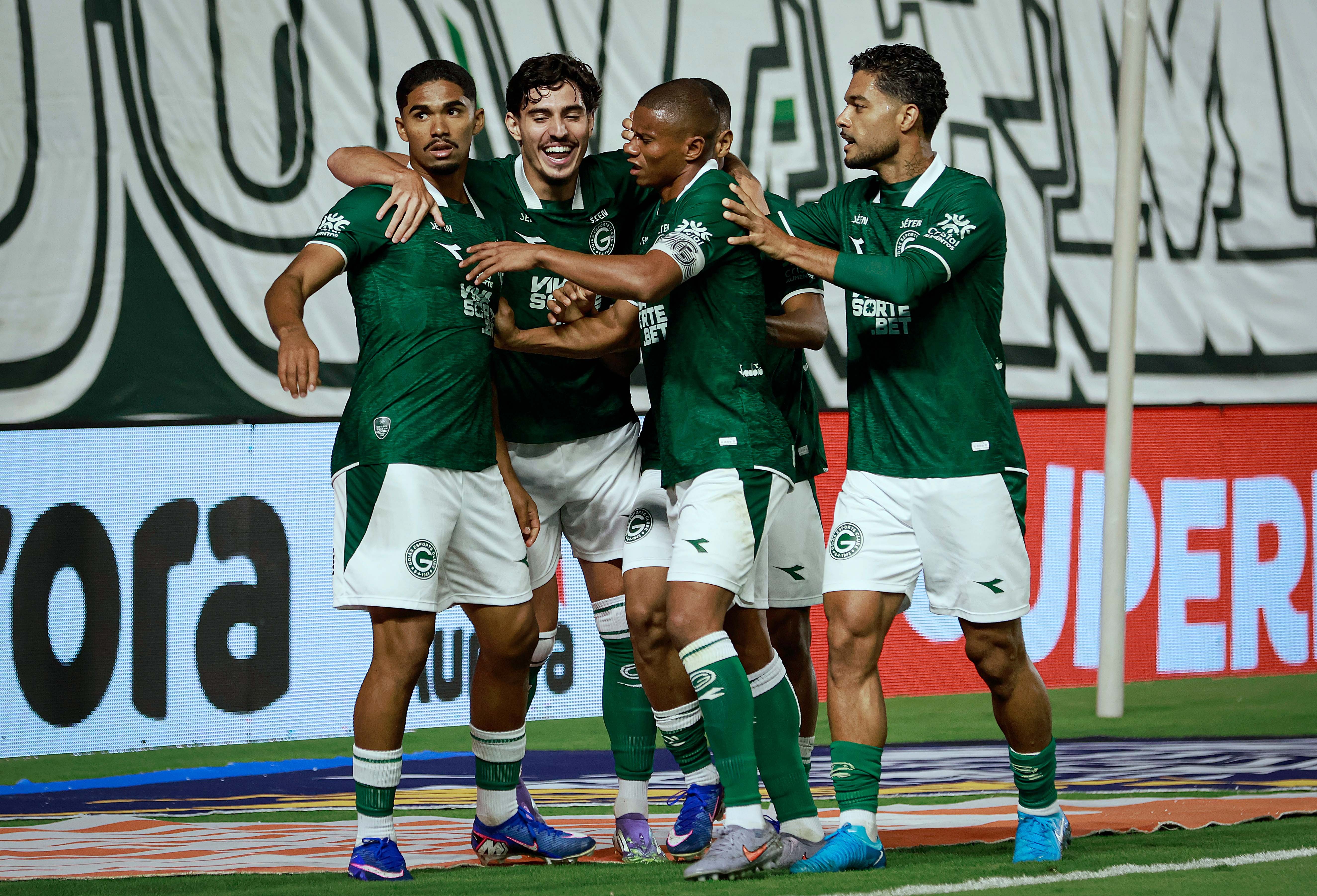 Goiás embala sequência invicta e cola no G-6 da Série B