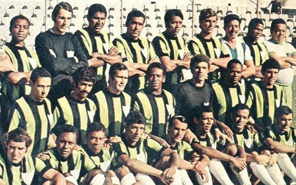 Dirceu Alves, sentado da esquerda para direita no América-MG campeão mineiro de 1971 — Foto: Site do América-MG