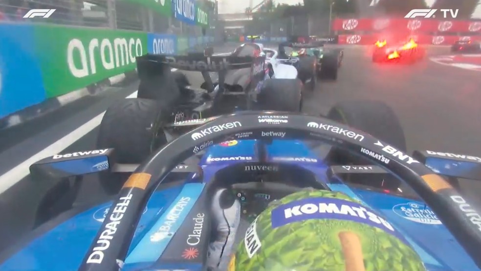 Alexander Albon bate na traseira de Gabriel Bortoleto na sprint do GP de Singapura — Foto: Reprodução