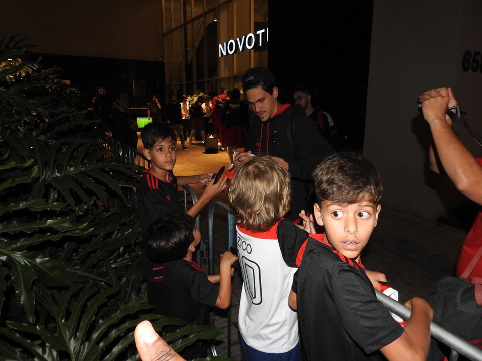 Pedro dá autógrafos para pequenos torcedores do Flamengo — Foto: Fred Gomes