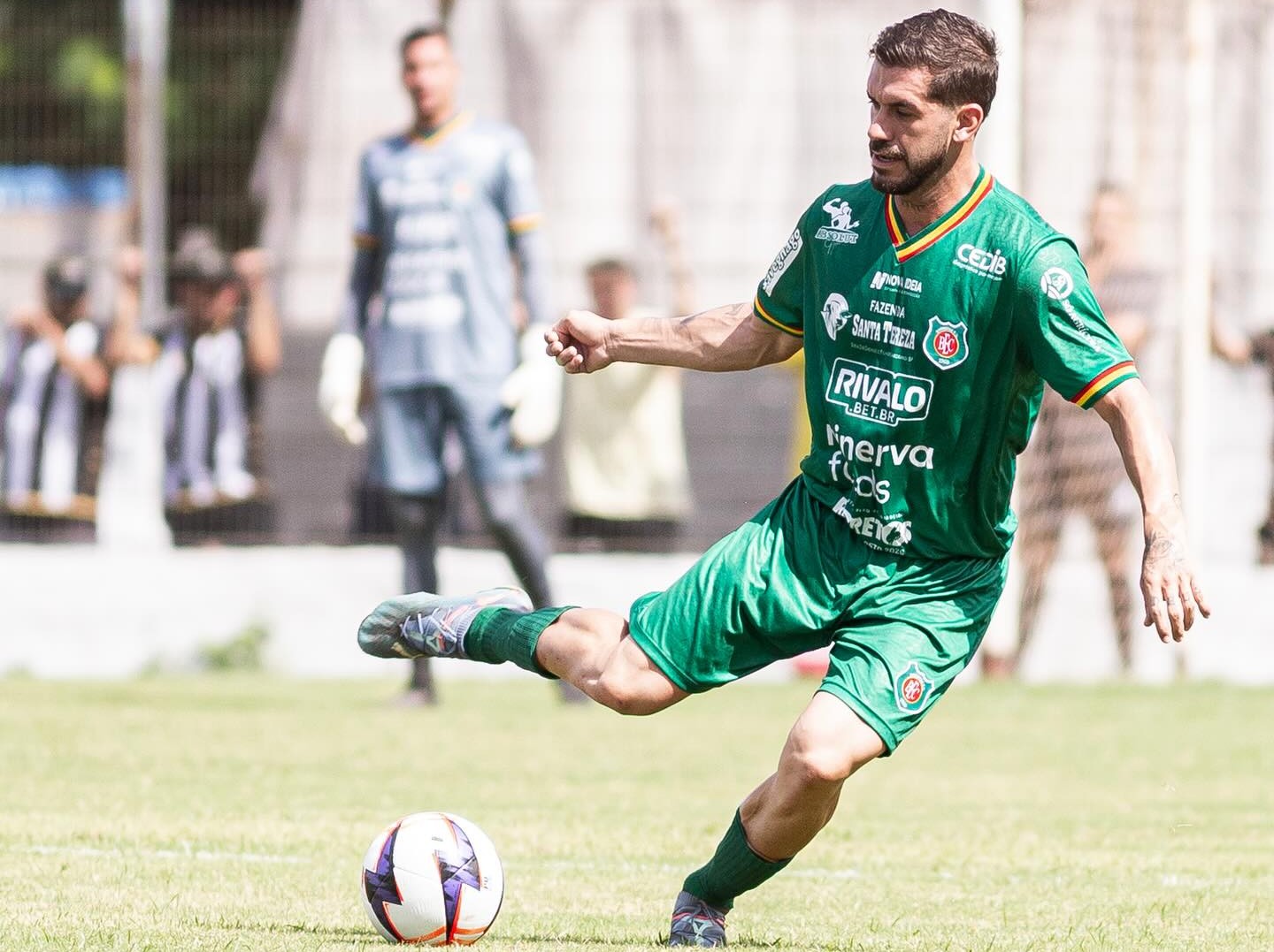 Paulista anuncia a contratação do volante Léo Alves