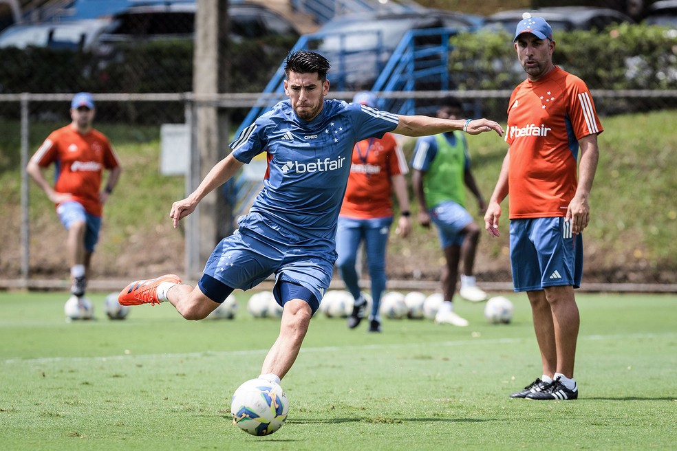 Villalba em ação durante treino do Cruzeiro — Foto: Gustavo Aleixo/Cruzeiro