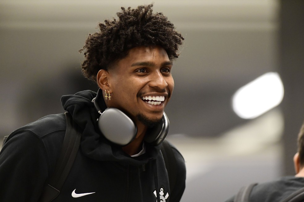 Hugo Souza sorri ao chegar na Neo Química Arena para Corinthians x Bahia — Foto: Marcos Ribolli