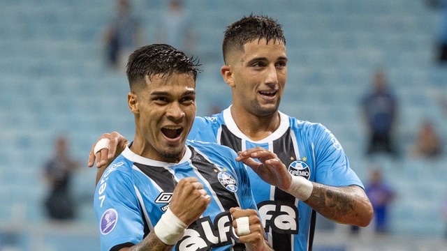 Arezo e Cristian Olivera comemoram gol do Grêmio