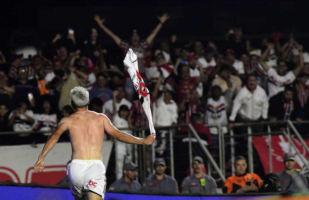 Calleri comemora gol do São Paulo contra o Corinthians — Foto: Marcos Ribolli