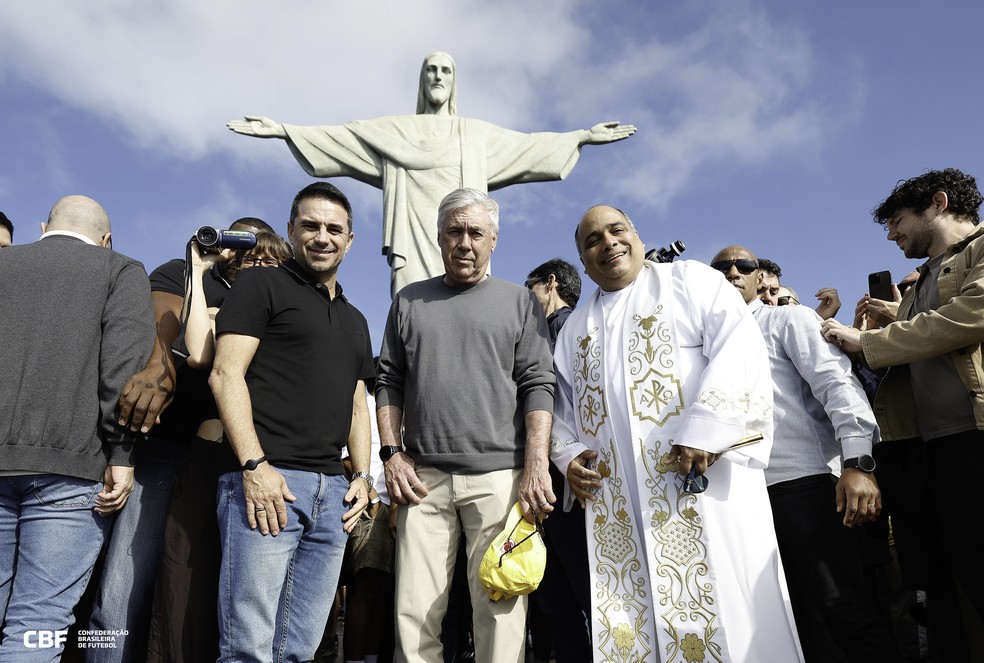 Carlo Ancelotti, t&eacute;cnico da sele&ccedil;&atilde;o brasileira, em visita ao Cristo Redentor &mdash; Foto: Rafael Ribeiro/CBF