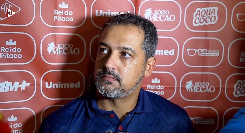 Marquinhos Santos lembra dificuldades que vem enfrentando na Série D — Foto: Reprodução/TV Mecão