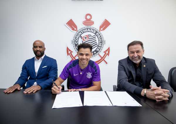 Corinthians oficializa novos contratos de Romero, Hugo e Breno Bidon no BID