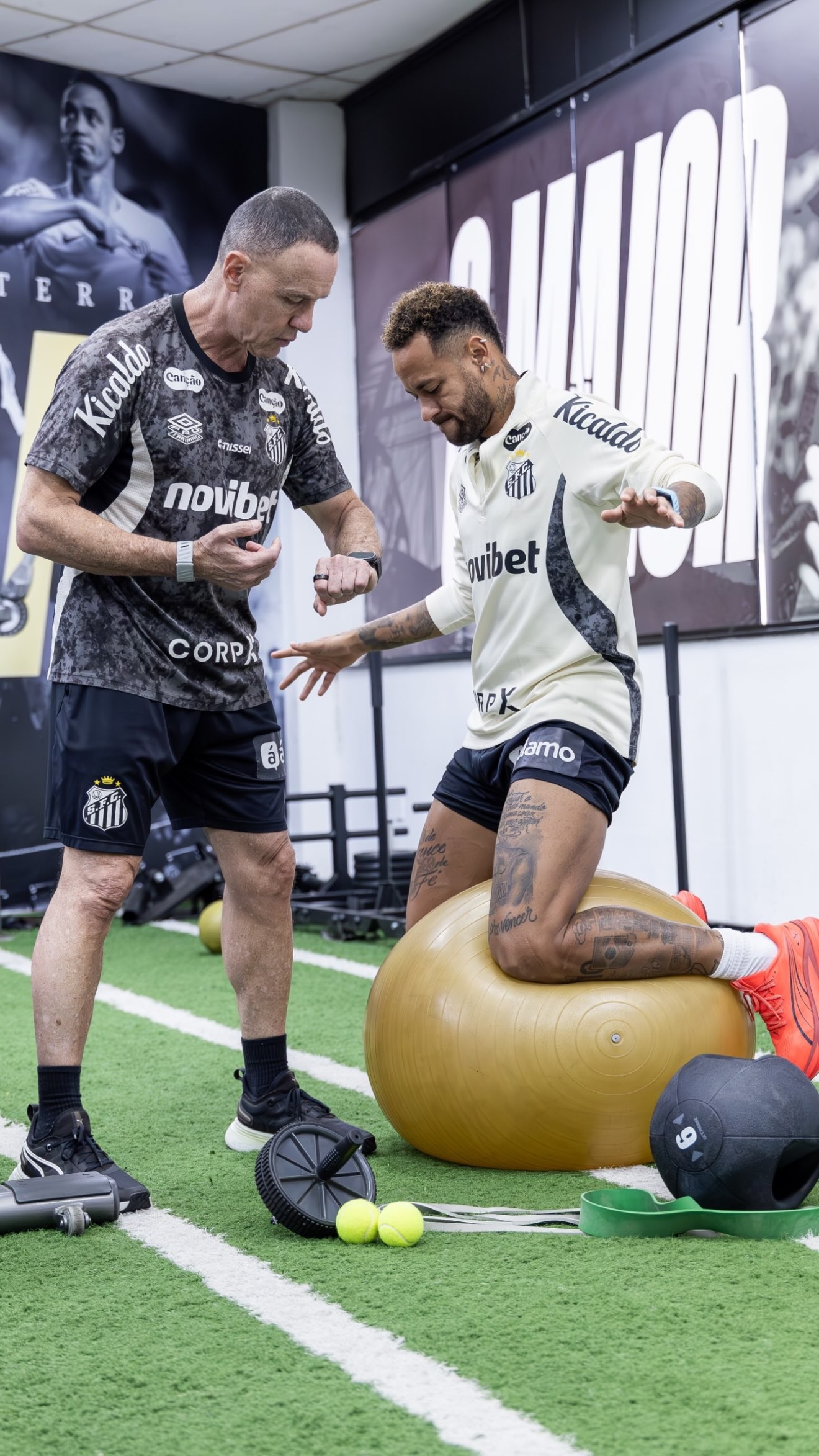 Neymar inicia recuperação de lesão e publica fotos de treino no Santos