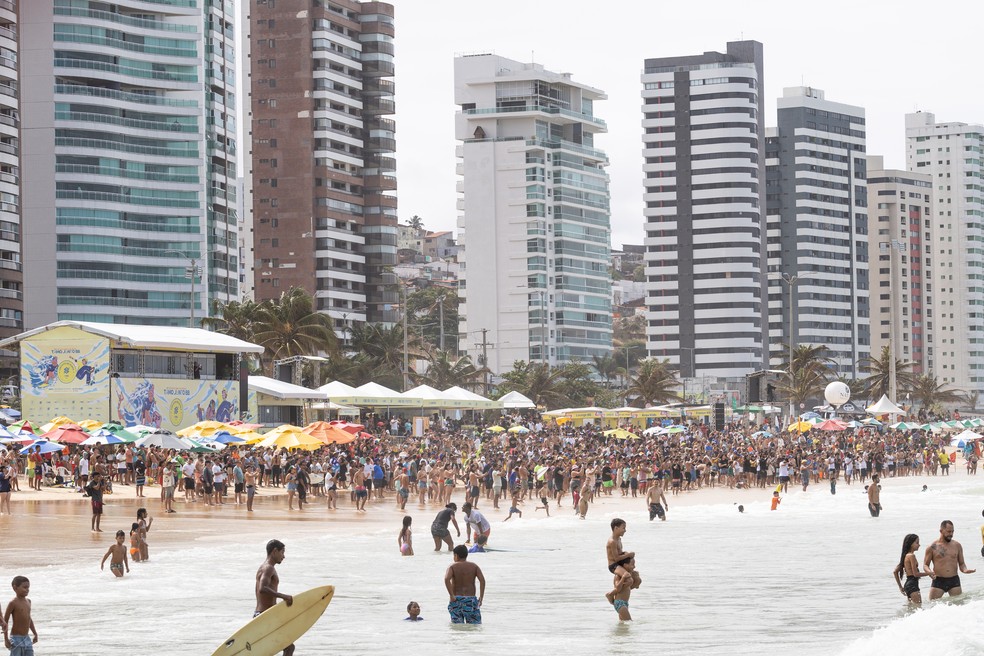 Praia de Miami ficou lotada neste sábado — Foto: Tyrone/@tyronemft