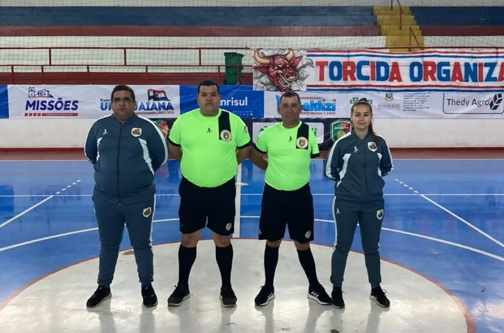 Adriano Meus (segundo, a partir da dir.) em jogo da categoria sub-20 em Uruguaiana — Foto: Adriano Meus / Arquivo Pessoal