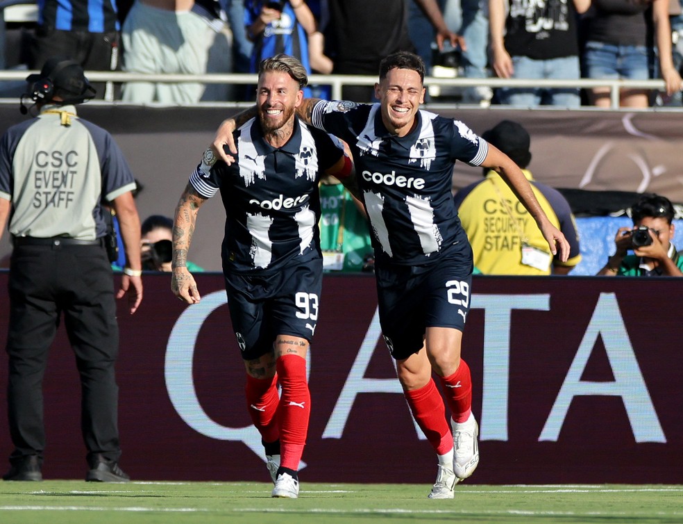 Sergio Ramos e Lucas Ocampos em Monterrey x Inter de Milão — Foto: REUTERS/Daniel Cole