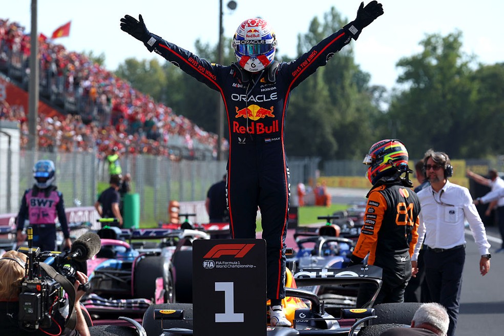 Max Verstappen comemora vitória no GP da Itália — Foto: Mark Thompson/Getty Images